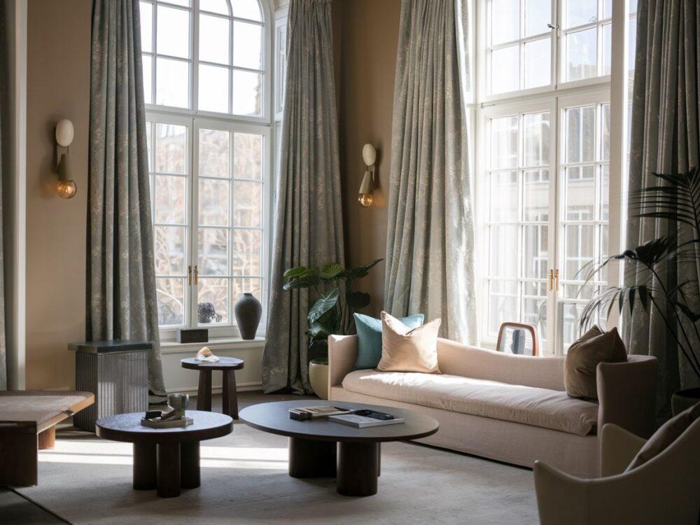 aranżacja okna z zasłonami