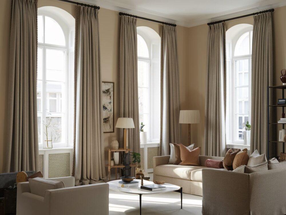 beżowe ściany i zasłony