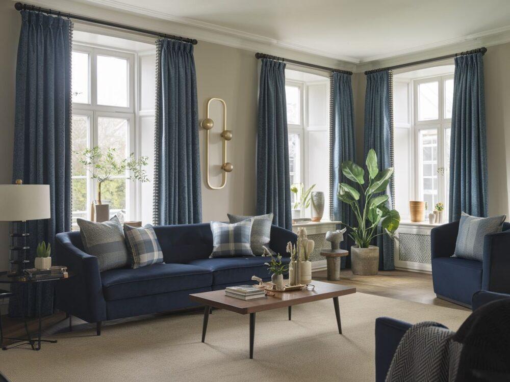 jasne zasłony przy oknie