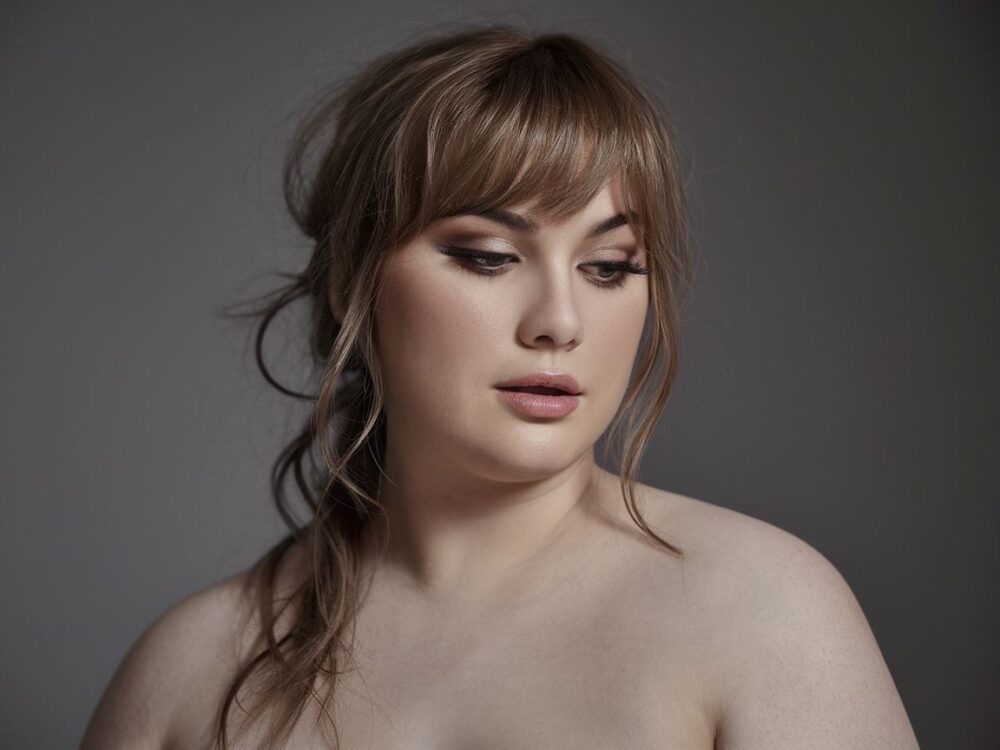 kobieta z okrągłą twarzą i grzywką