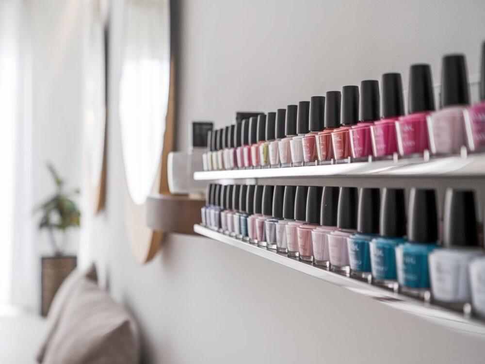 półka z lakierami do paznokci