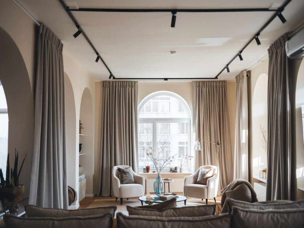 zasłony na szynie sufitowej